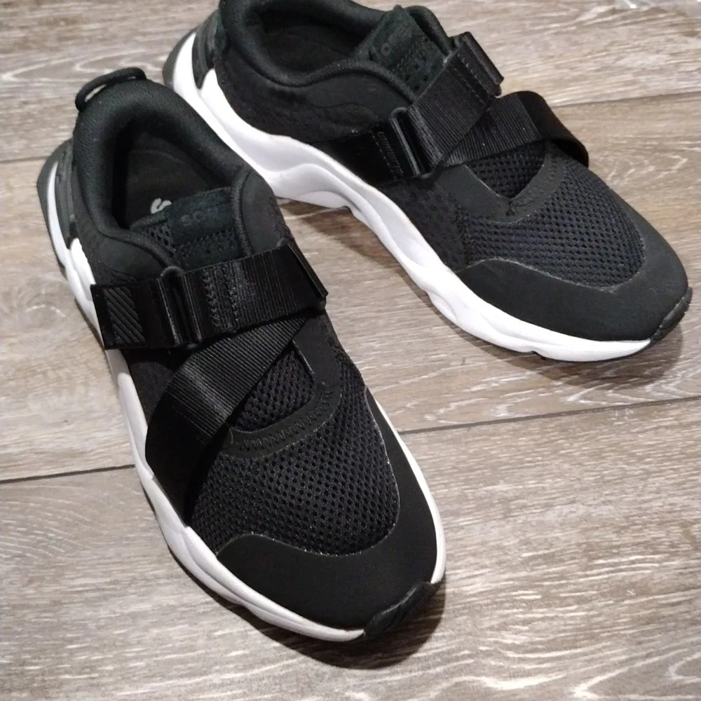 Sorel womens black leather and black mesh sneakers. Mint condition. Size 9